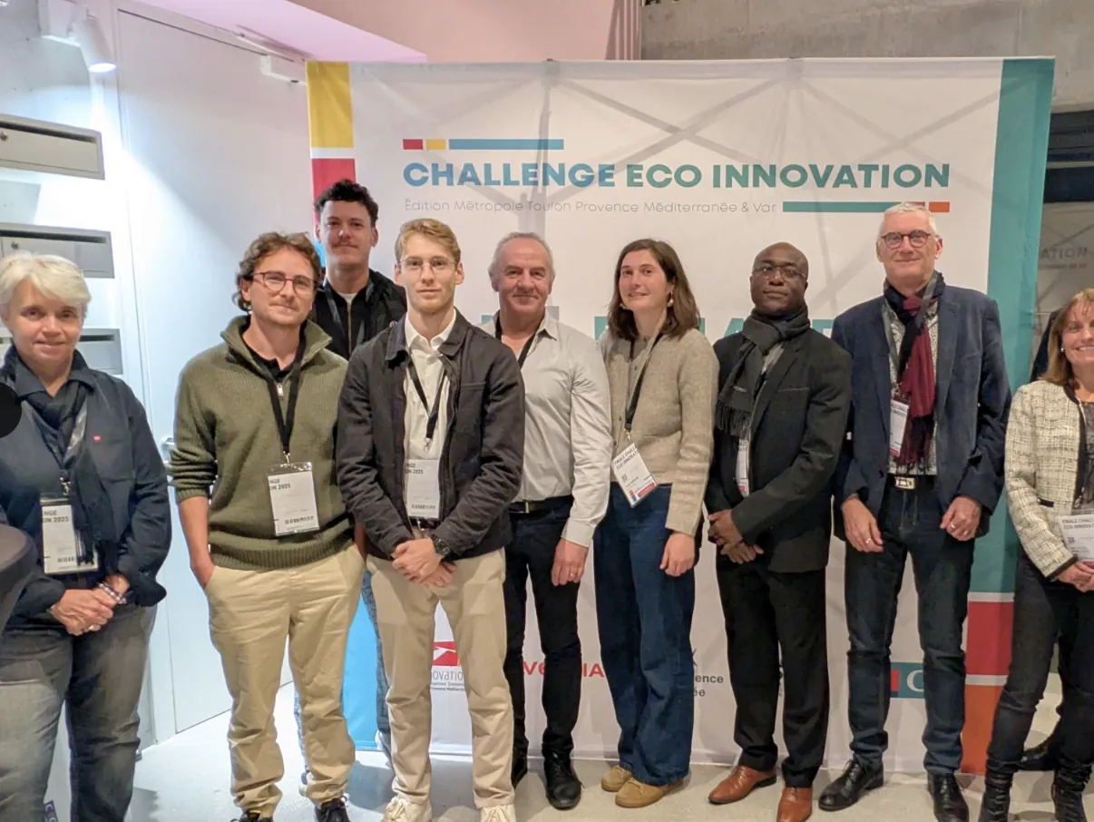 Photo de groupe au Challenge Eco Innovation