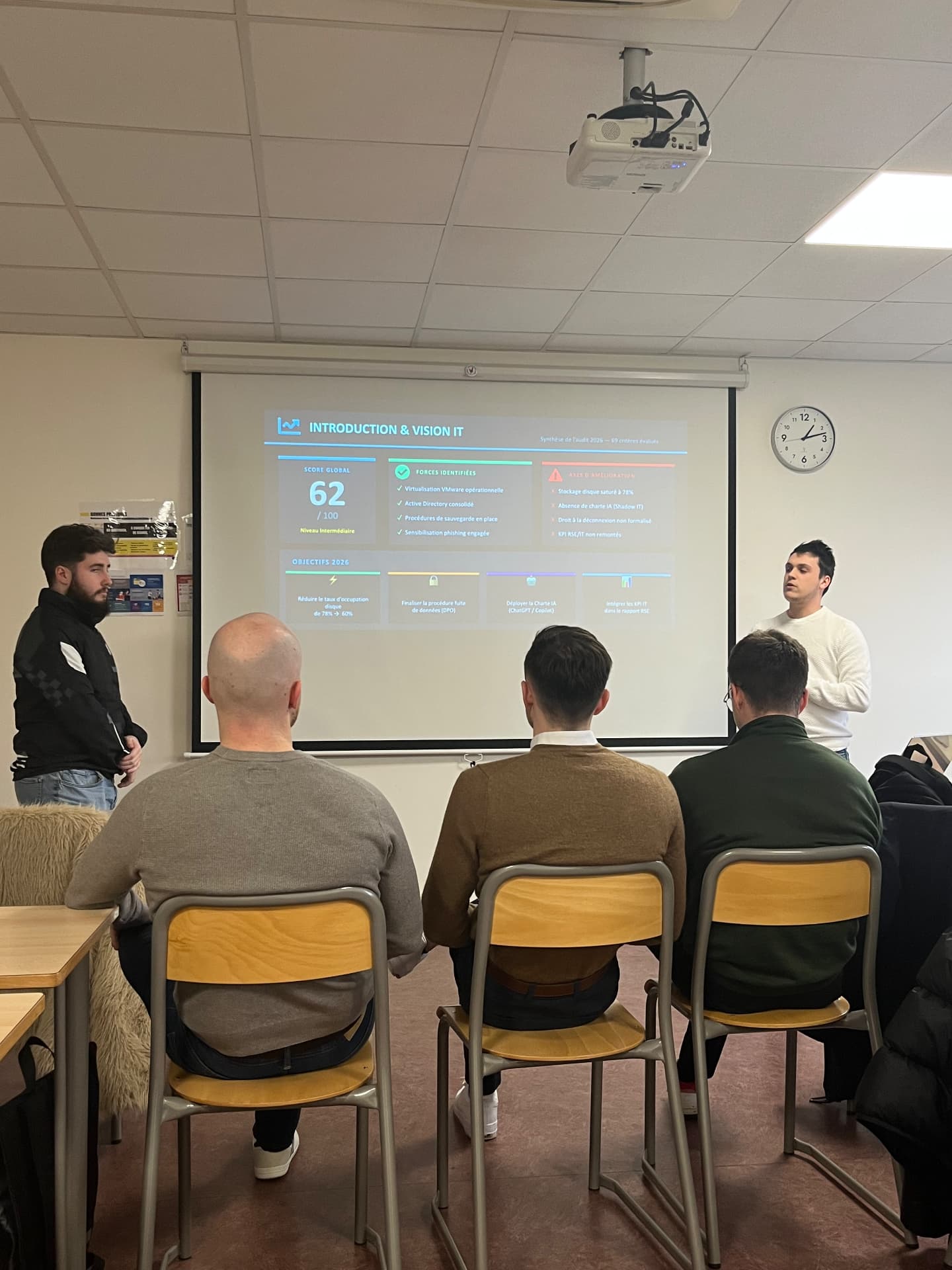 Présentation des travaux des étudiants en salle de cours au CESI Dijon